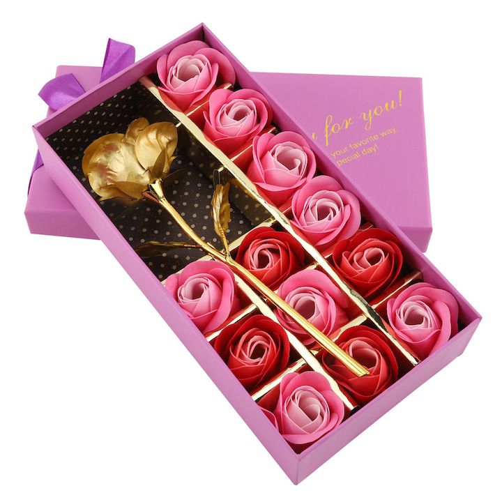 Set De 12 Trandafiri Cu Un Trandafir Auriu