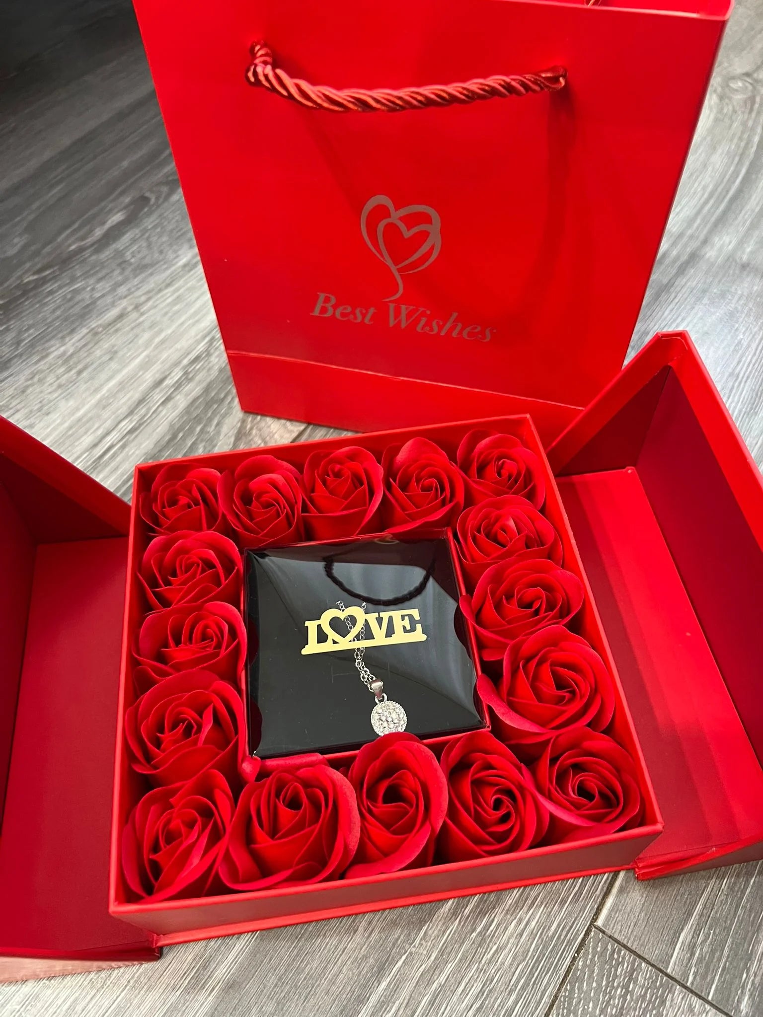 Set De 16 Trandafiri Rosii Artificiali Cu Un Lantisor