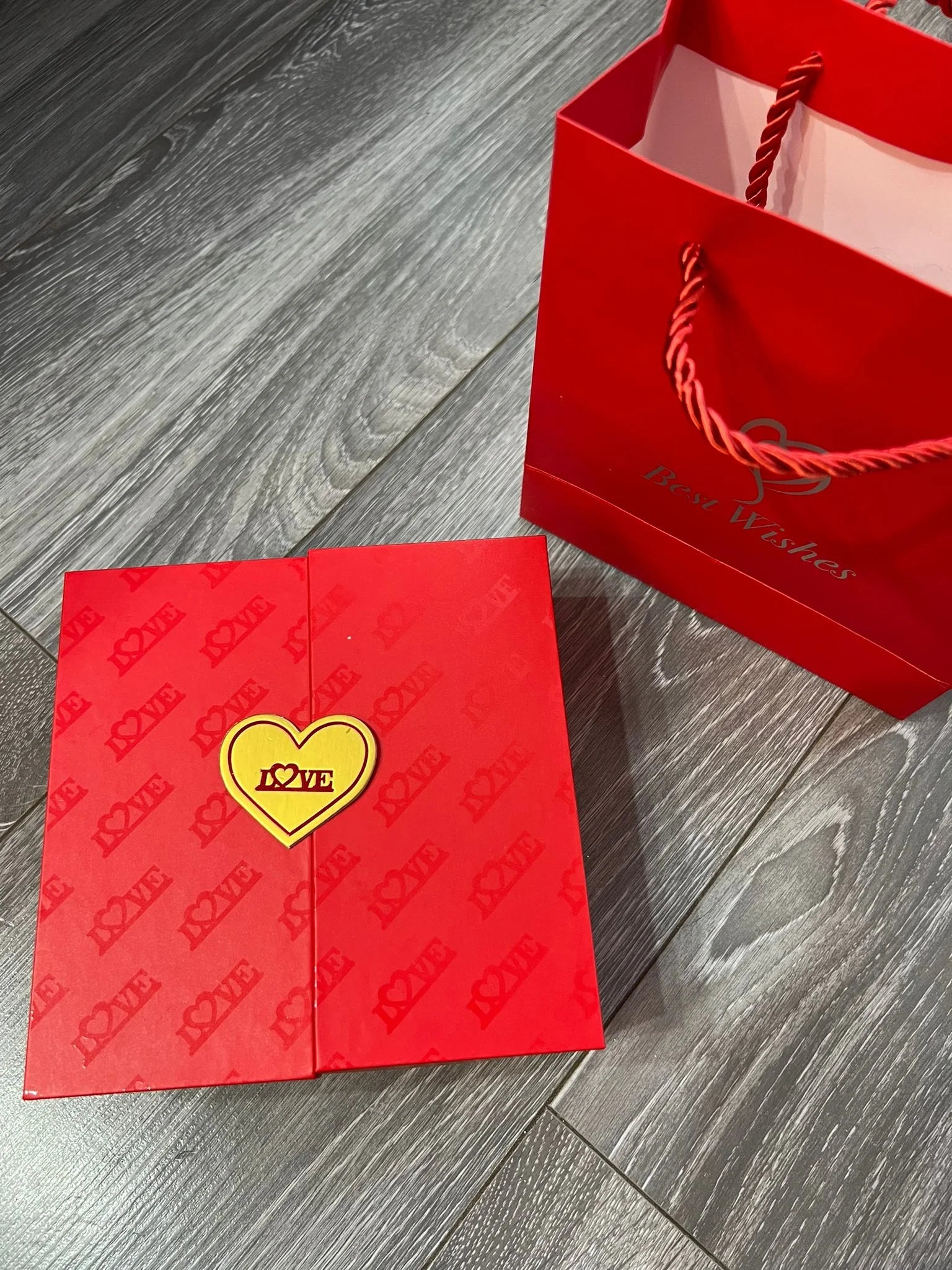 Set De 16 Trandafiri Rosii Artificiali Cu Un Lantisor